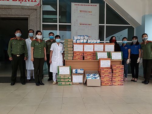 Hội Phụ nữ Công an tỉnh phối hợp với các đơn vị tặng khẩu trang, nhu yếu phầm cho y, bác sỹ tại Bệnh viện Đa khoa tỉnh.